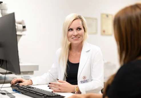 Dr. Ana Stepišnik med pregledom in posvetom v ambulanti