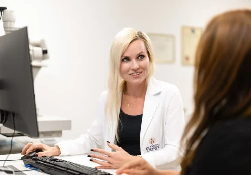 Dr. Ana Stepišnik, specialistka medicine dela, prometa in športa med posvetom s pacientko