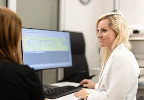 Dr. Ana Stepišnik med pregledom in posvetom s pacientko v ambulanti