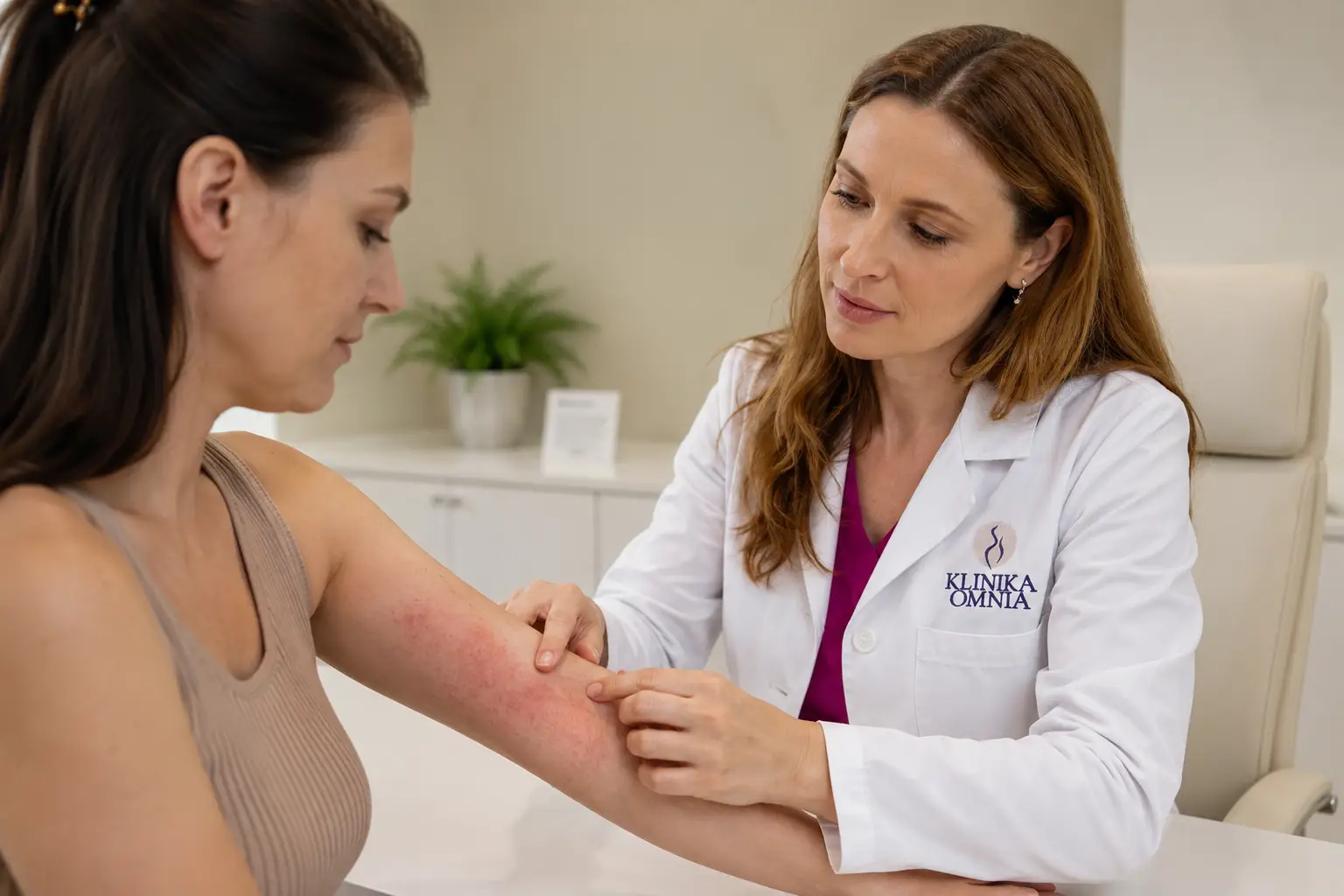 Dermatologinja v Kliniki Omnia pregleduje izpuščaj pri pacientki z atopijskim dermatitisom
